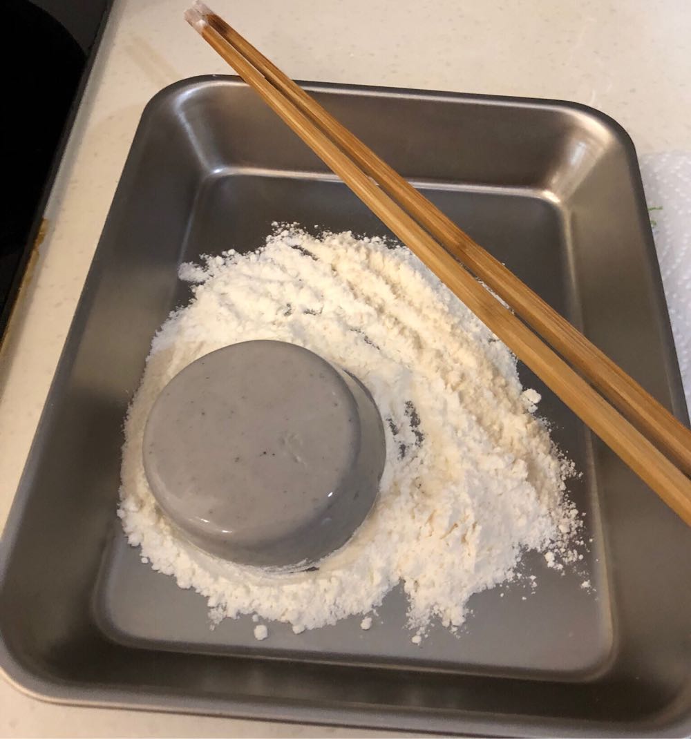 ジーマーミ豆腐に小麦粉をまぶす