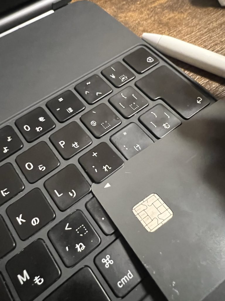 iPad用Magic Keyboardのキートップの外し方 カードを挟む